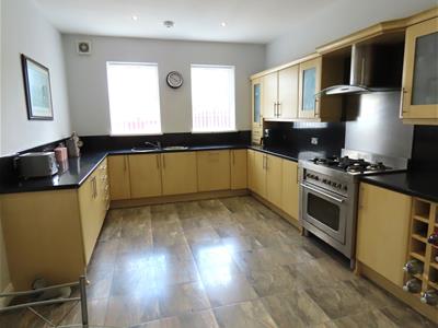 SPACIOUS BREAKFASTING KITCHEN